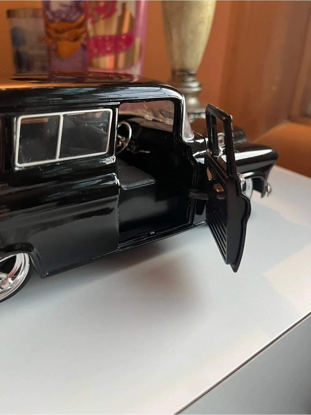 Jada Toys 1957 Chevrolet Suburban black truck